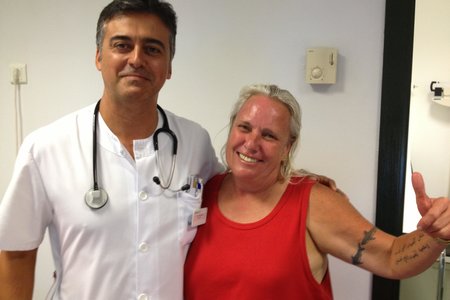 Kim Maclean, alias Shark Lady, saam met een van die spesialiste op die eiland van Tenerife, Spanje wat, ná ‘n frats-ongeluk, om haar lewe geveg het